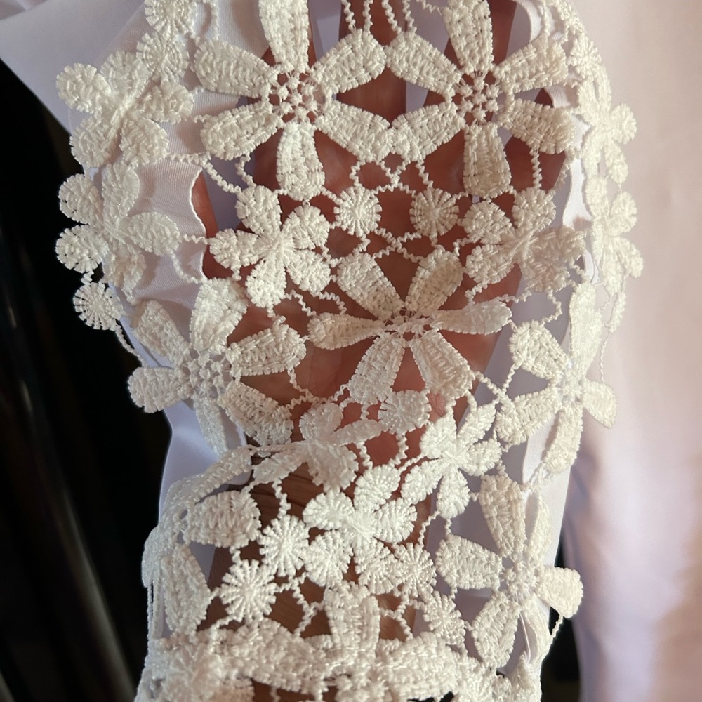 NWT White Capri Leggings with Lace accents - Picture 2 of 4